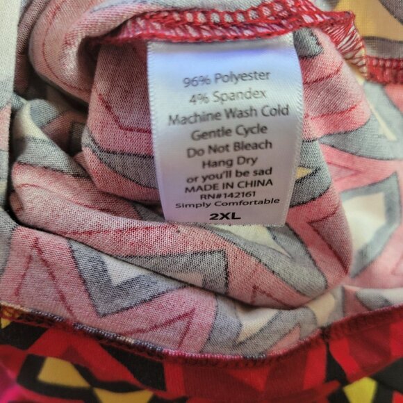 Lularoe Womens Top 2XL Plus Tee Raglan Sleeve Red Black Geometric GEO50E - Picture 9 of 10